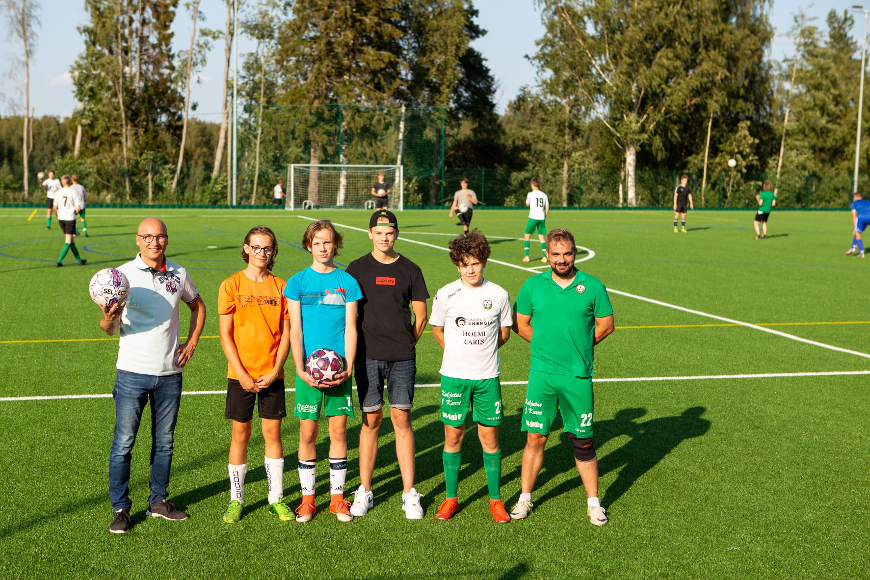Nakkilan kunnan rakennusmestari Teemu Harjunen (vas.), Nakkilan Nastan B-juniorit Arttu Väliviita, Veeti Matomäki, Konsta Leppänen ja Aatu Bärlund sekä Nakkilan Nastan puheenjohtaja Antti-Matti Kivelä Nakkilan tekonurmikentällä