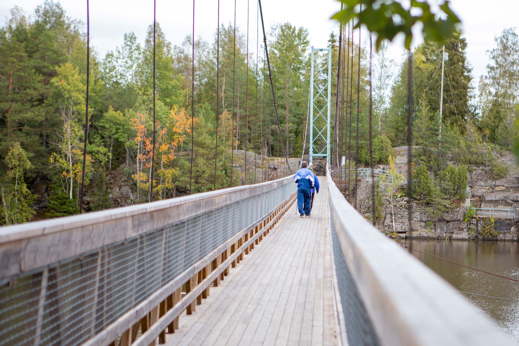 ihminen kävelee riippusillan yli